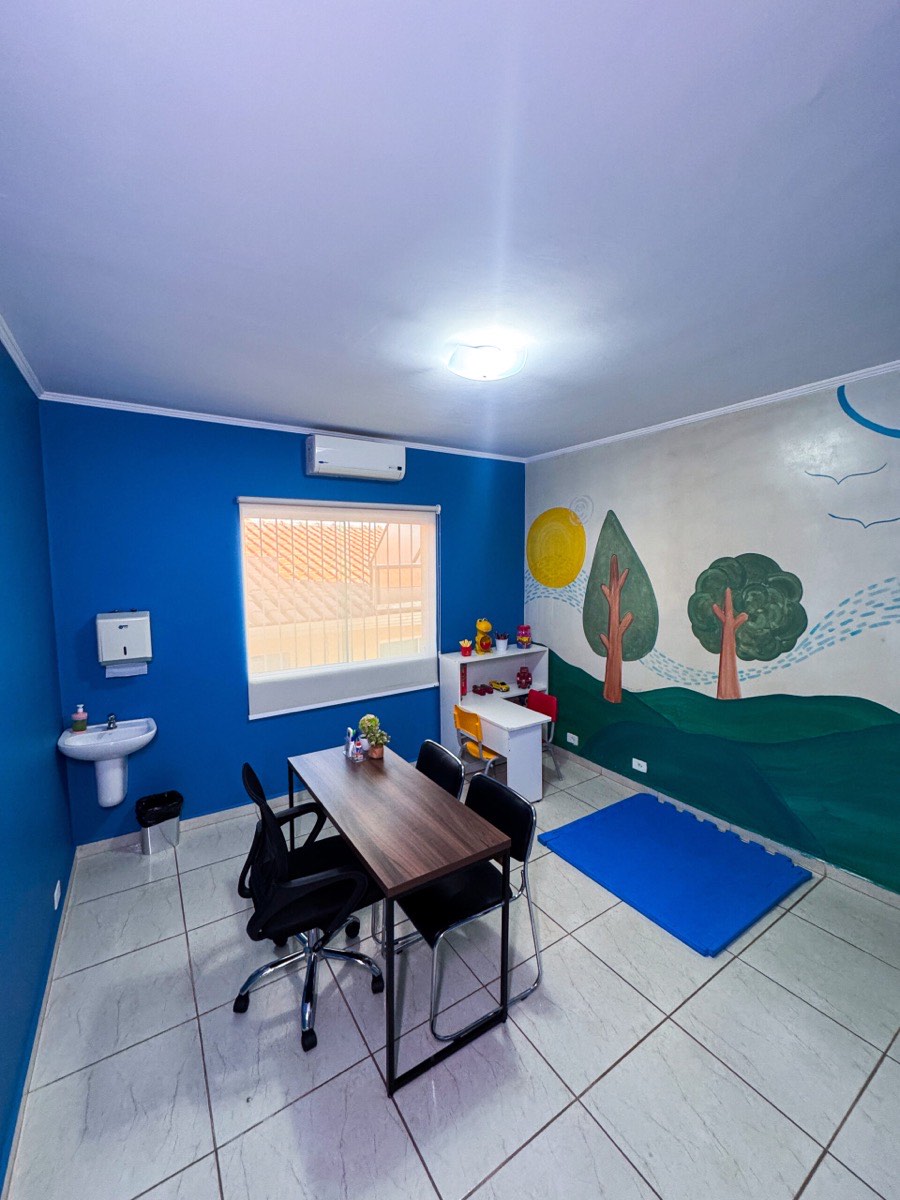 Sala de atendimento com pintura lúdica