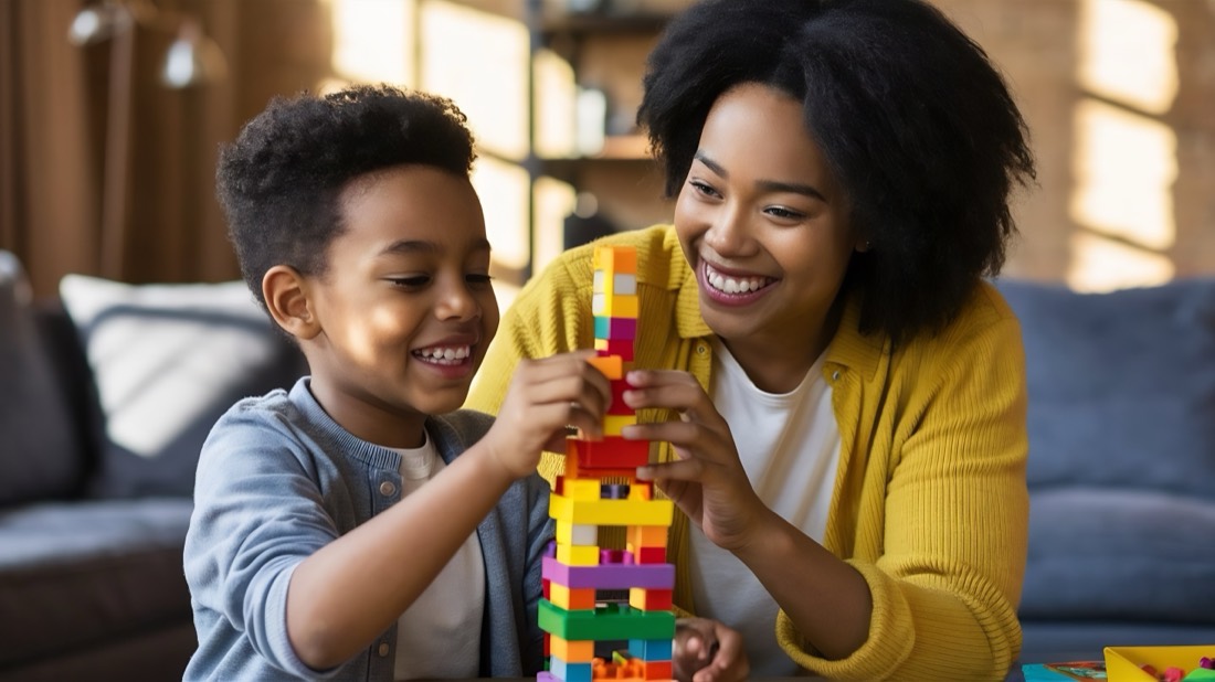 Mãe e filho brincando com blocos coloridos de montar